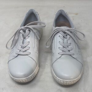 Clarks Women's white Sneakers size 5.5